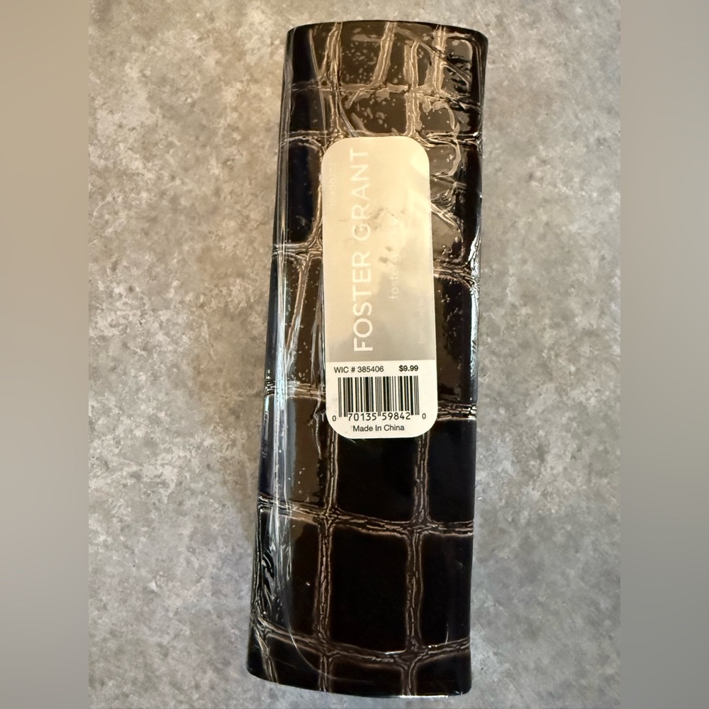 Foster Grant reading glasses dark brown faux leather case. NWT